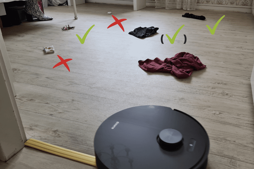 Der Dreame L10s Pro umfährt flache Objekte im Hinderniserkennungstest.